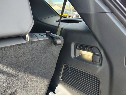 Used 2018 Jeep Wrangler Unlimited Sahara image 9