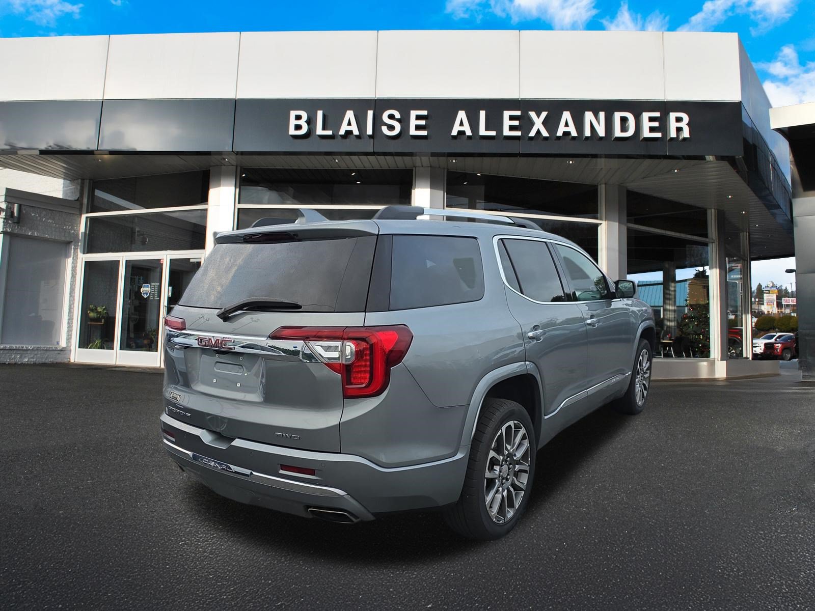 Used 2023 GMC Acadia Denali w/ Denali Technology Package AWD/4WD image 3