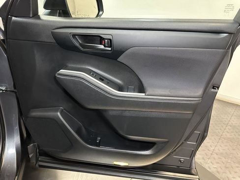 Used 2023 Toyota Highlander LE image 37