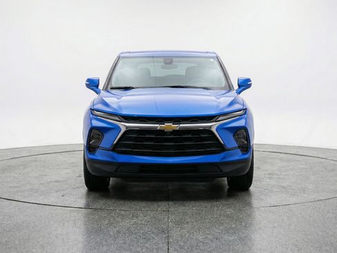 Used 2025 Chevrolet Blazer LT FWD image 2