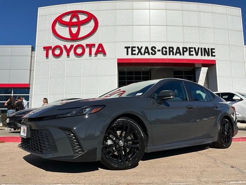 Used 2025 Toyota Camry SE image 2