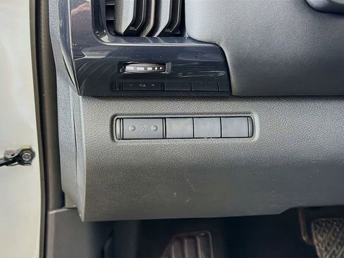 Used 2024 Nissan Pathfinder S image 27