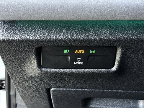 Used 2025 Volkswagen Tiguan SE image 15