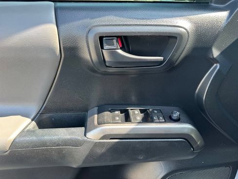 Used 2020 Toyota Tacoma SR5 AWD/4WD image 12