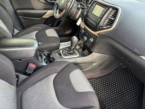 Used 2018 Jeep Cherokee Latitude w/ Cold Weather Group image 37