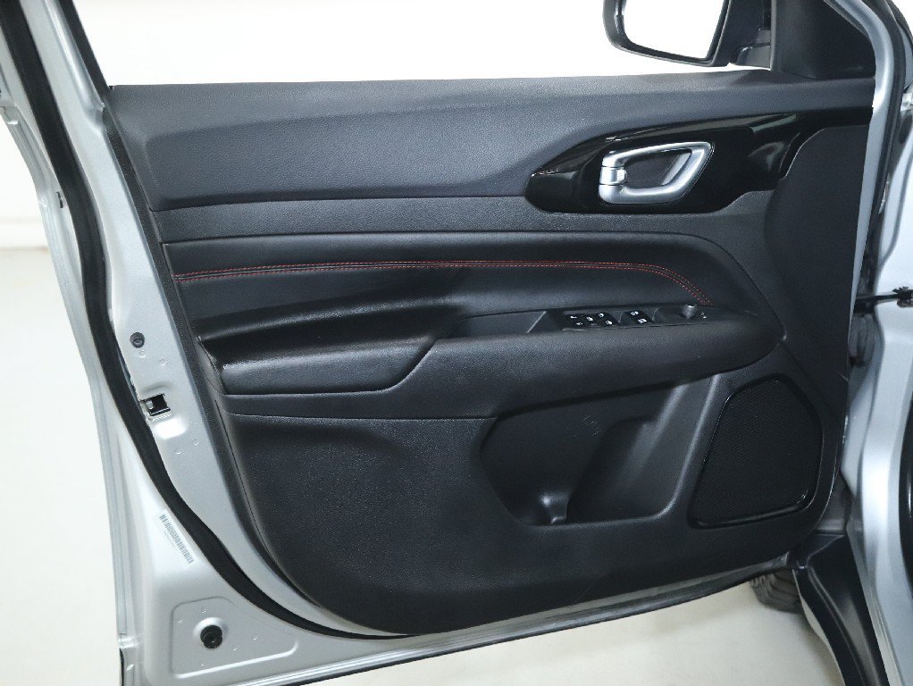 Used 2025 Jeep Compass Trailhawk AWD/4WD image 15