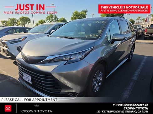 Used 2026 Toyota Sienna XLE FWD image 1