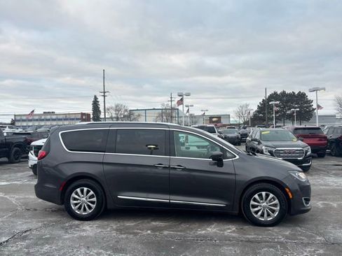 Used 2018 Chrysler Pacifica Touring-L Plus FWD image 4