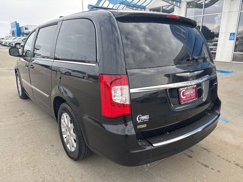 Used 2016 Chrysler Town & Country Touring image 5