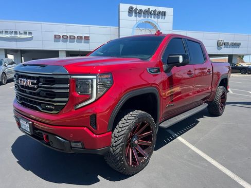 Used 2024 GMC Sierra 1500 AT4 w/ Technology Package AWD/4WD image 4