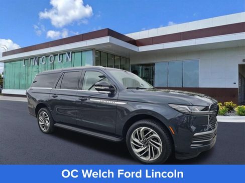 Certified 2026 Lincoln Navigator L Premier AWD/4WD image 3