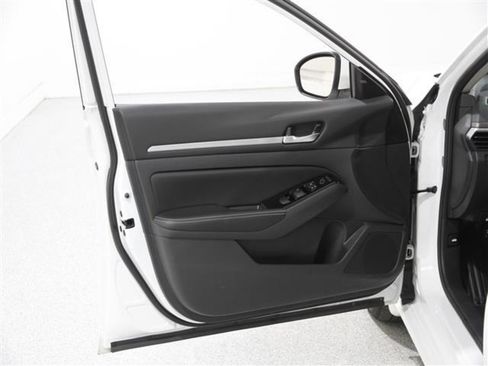 Used 2023 Nissan Altima 2.5 SV image 4