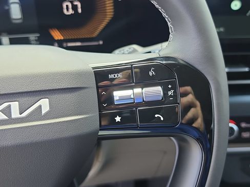 New 2027 Kia Carnival LX FWD image 31