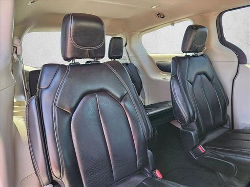 Used 2023 Chrysler Pacifica Touring-L FWD image 13