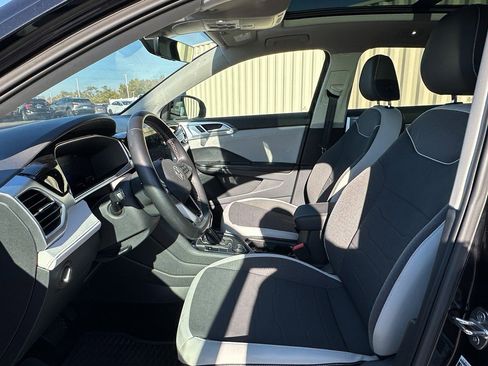 Used 2025 Volkswagen Taos SE w/ Panoramic Sunroof Package image 19