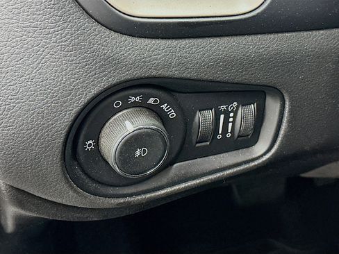 Used 2017 Jeep Renegade Latitude AWD/4WD image 17