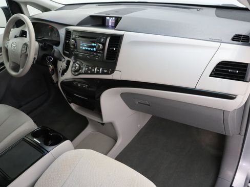 Used 2014 Toyota Sienna LE FWD image 34