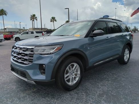 Certified 2025 Ford Explorer Active w/ Active Comfort Package RWD image 9