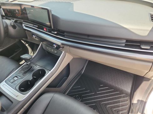 Used 2025 Kia Carnival FWD image 27