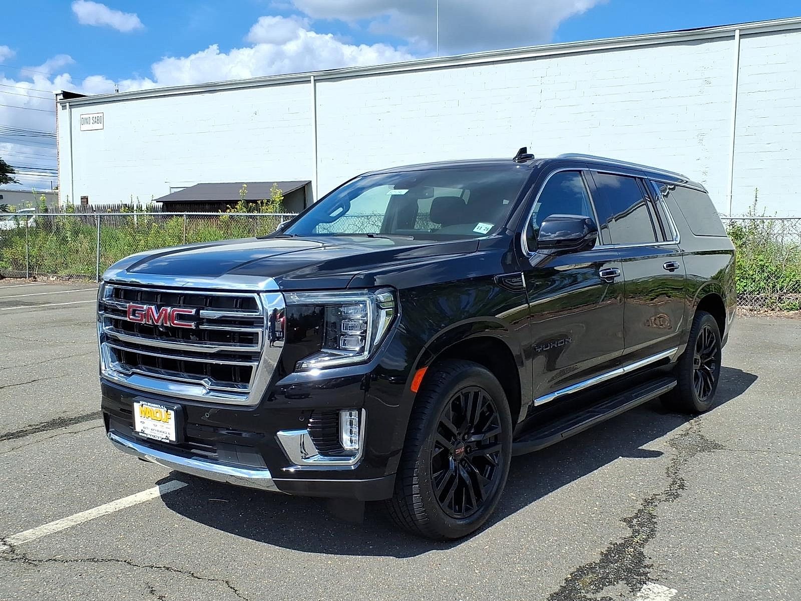 Certified 2023 GMC Yukon XL SLT w/ SLT Premium Package AWD/4WD image 3
