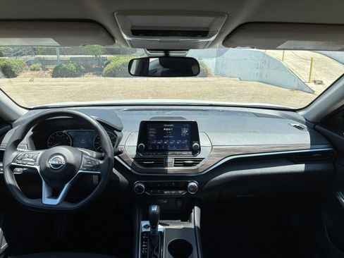 Used 2025 Nissan Altima 2.5 SV FWD image 32