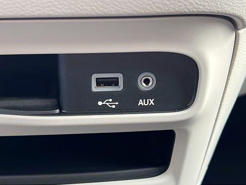 Used 2019 Chrysler Pacifica Touring Plus w/ Advanced Safetytec Group FWD image 17