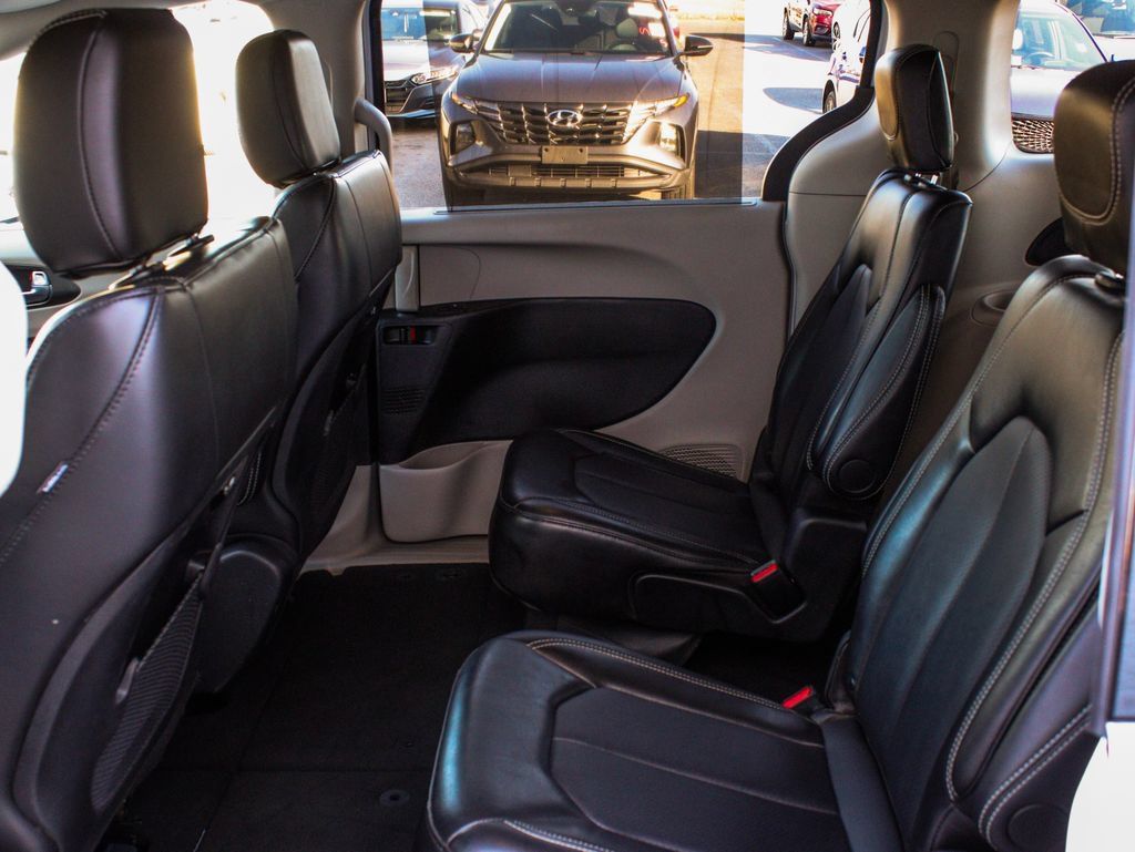 Used 2024 Chrysler Pacifica Touring-L FWD image 31