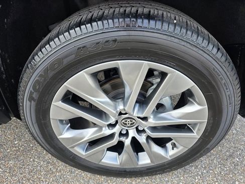 Used 2023 Toyota RAV4 XLE Premium image 12