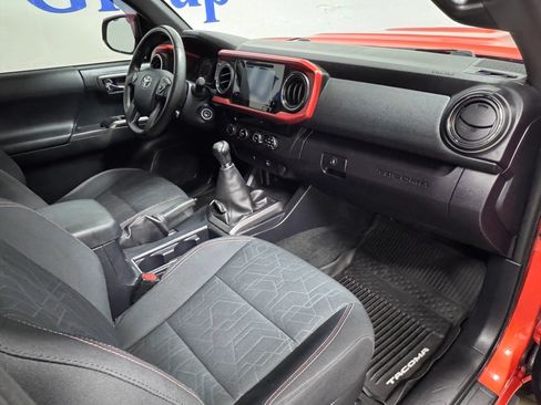 Used 2017 Toyota Tacoma TRD Sport AWD/4WD image 12