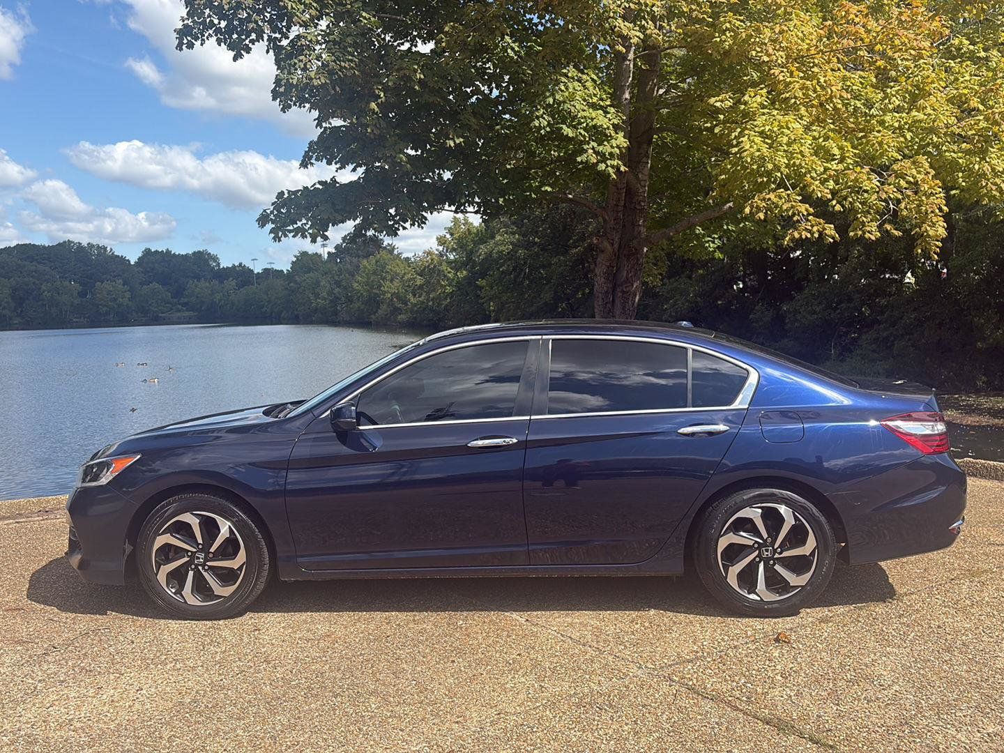 Used 2017 Honda Accord EX image 10