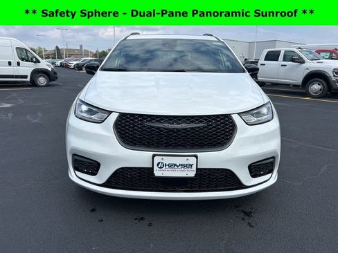 New 2026 Chrysler Pacifica Limited w/ S Appearance Package image 2