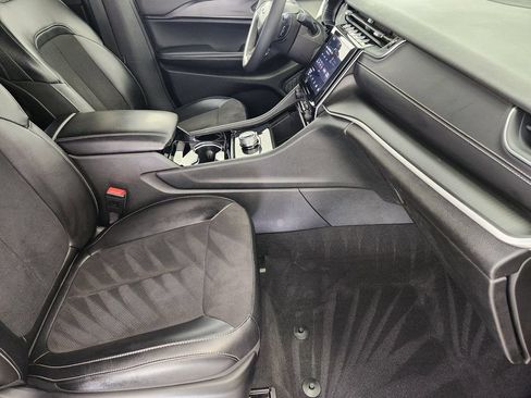 Used 2023 Jeep Grand Cherokee Altitude AWD/4WD image 13