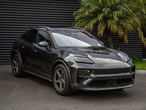 Certified 2025 Porsche Macan Turbo Electric AWD/4WD image 6