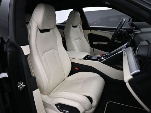 Used 2020 Lamborghini Urus image 32