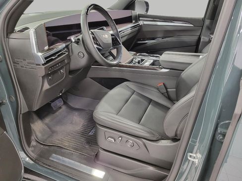 Used 2025 Cadillac Escalade Luxury w/ LPO, Floor Liner Package AWD/4WD image 10