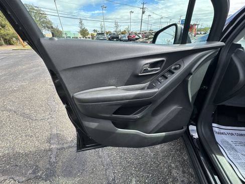 Used 2022 Chevrolet Trax LS w/ Tint and Cruise Package image 23