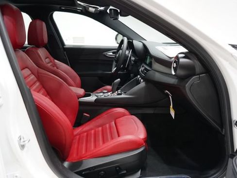 Used 2026 Alfa Romeo Giulia AWD image 34