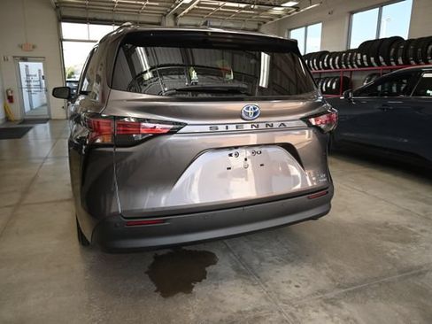 Used 2021 Toyota Sienna XLE w/ XLE Plus Package FWD image 7