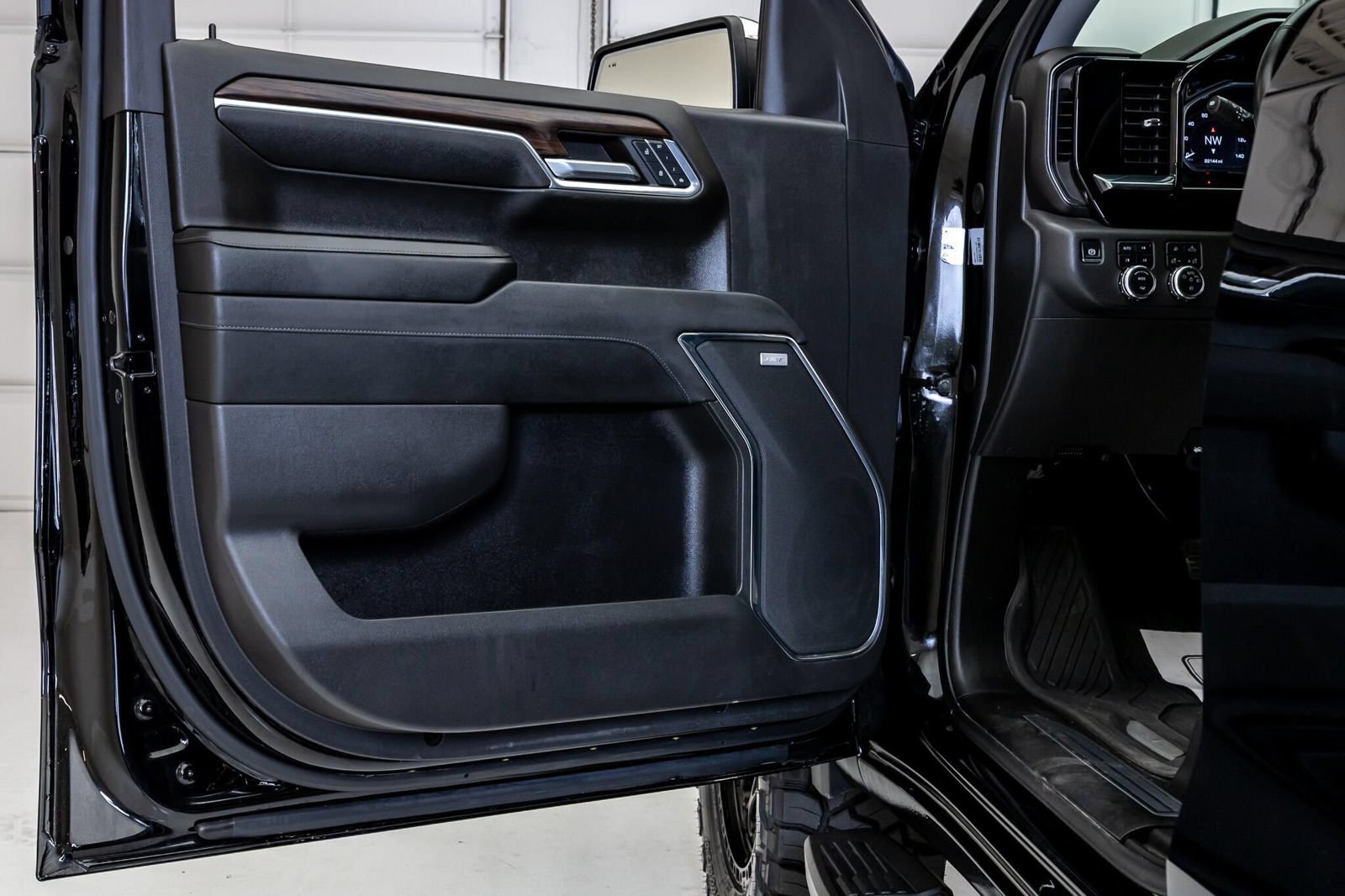 Used 2024 GMC Sierra 1500 SLT AWD/4WD image 34