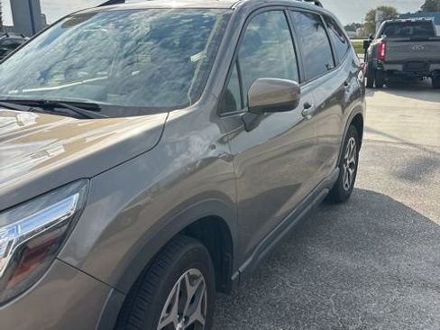 Used 2019 Subaru Forester Premium image 3