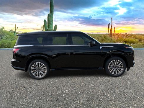 New 2026 INFINITI QX80 Luxe image 3