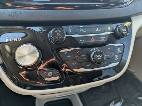 Used 2023 Chrysler Pacifica Touring-L FWD image 21