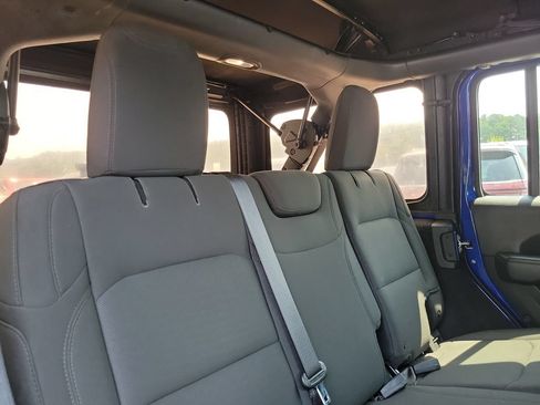 Used 2018 Jeep Wrangler Unlimited Sahara AWD/4WD image 33