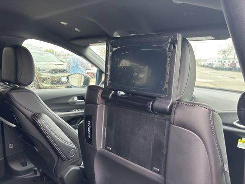 New 2026 Chrysler Pacifica Select image 5