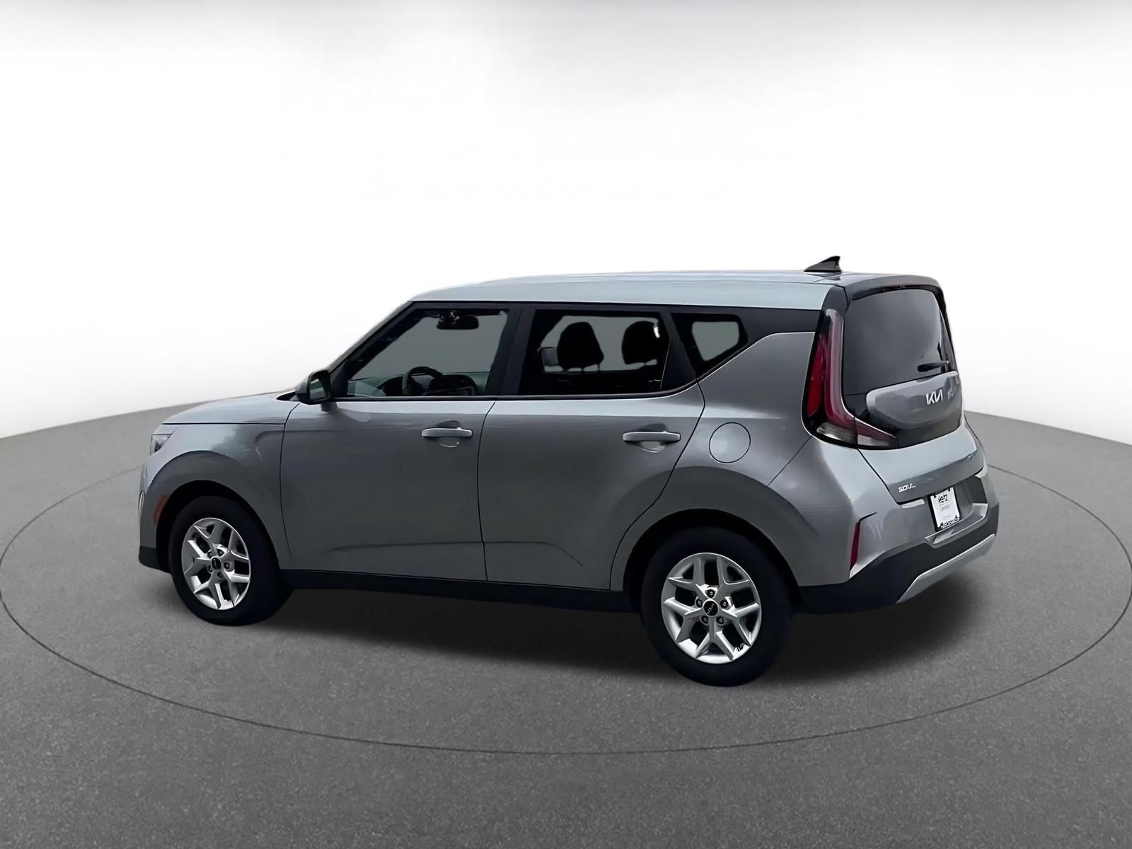 Used 2025 Kia Soul LX w/ LX Technology Package FWD image 9