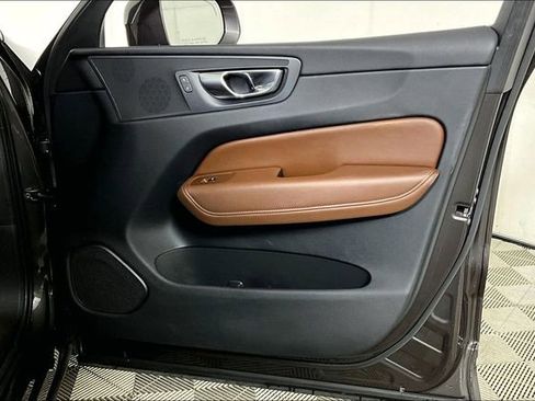 Used 2023 Volvo XC60 B5 Plus image 24
