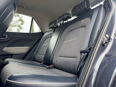 Used 2022 Hyundai Venue Limited image 17