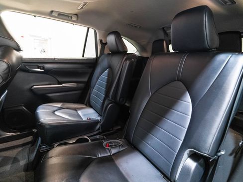 Used 2022 Toyota Highlander XLE AWD/4WD image 30