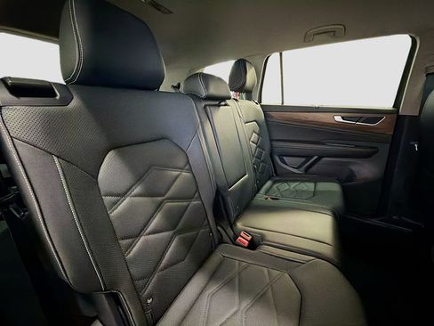 Used 2025 Volkswagen Atlas SE image 26