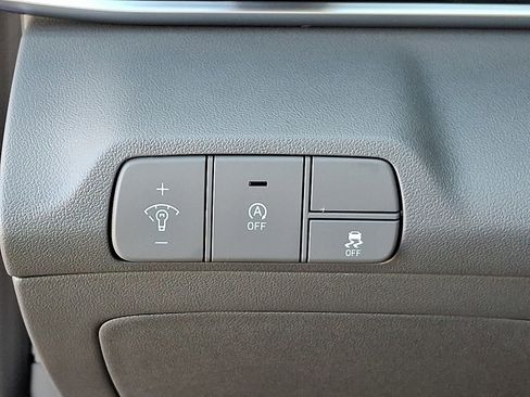 Certified 2025 Hyundai Elantra SE image 24